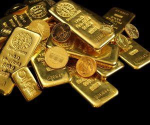 金は単なるチャートではない。それは世界の流動性、地政学的リスク、通貨信用を映すバロメーターである。2025年に入り、金は年初から52％上昇し、2011年以来最大の年間上昇率を記録した。だが、10月に19％急騰した後、わずか72時間で9％調整し、その後4％反発した。しかし基礎的構造は揺るがない。中央銀行による過去最高の購入量（9か月で1,080トン、2022年比+28％）、実質金利のマイナス（10年物-0.8％）、そして脱ドル化（新興国準備金に占める金の比率18％、2018年は11％）。本レポートでは、短期的なノイズを長期的なトレンドの中に位置づけ、構造的ドライバーを分析し、歴史的事例と照らし合わせて今後の戦略を示す。