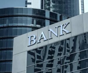 仮想通貨は、分散化と24時間365日オープンな市場取引を通じて、高いリターンとより大きな経済的自由をもたらします。しかしながら、極端なボラティリティと規制の欠如により、高リスク資産でもあります。主なリスクとしては、急激な損失やサイバーセキュリティの不備などが挙げられます。成功の鍵は、明確な戦略に基づき、財務の安定性を損なわない資金で投資することです。