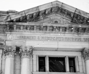 仮想通貨は、分散化と24時間365日オープンな市場取引を通じて、高いリターンとより大きな経済的自由をもたらします。しかしながら、極端なボラティリティと規制の欠如により、高リスク資産でもあります。主なリスクとしては、急激な損失やサイバーセキュリティの不備などが挙げられます。成功の鍵は、明確な戦略に基づき、財務の安定性を損なわない資金で投資することです。