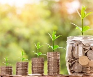 仮想通貨は、分散化と24時間365日オープンな市場取引を通じて、高いリターンとより大きな経済的自由をもたらします。しかしながら、極端なボラティリティと規制の欠如により、高リスク資産でもあります。主なリスクとしては、急激な損失やサイバーセキュリティの不備などが挙げられます。成功の鍵は、明確な戦略に基づき、財務の安定性を損なわない資金で投資することです。