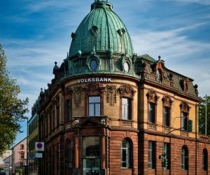 仮想通貨は、分散化と24時間365日オープンな市場取引を通じて、高いリターンとより大きな経済的自由をもたらします。しかしながら、極端なボラティリティと規制の欠如により、高リスク資産でもあります。主なリスクとしては、急激な損失やサイバーセキュリティの不備などが挙げられます。成功の鍵は、明確な戦略に基づき、財務の安定性を損なわない資金で投資することです。