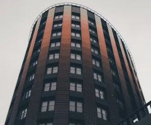 投資は、株式、債券、ファンド、不動産などの資産に資金を投資することで、時間をかけて資産を増やすことができますが、市場の変動、元本損失の可能性、インフレによる収益の減少など、常にリスクを伴います。重要なのは、明確な戦略と適切な分散投資を行い、財務の安定性を損なわない資金のみで投資することです。