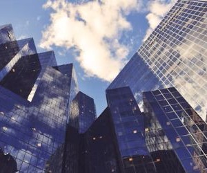 投資は、株式、債券、ファンド、不動産などの資産に資金を投資することで、時間をかけて資産を増やすことができますが、市場の変動、元本損失の可能性、インフレによる収益の減少など、常にリスクを伴います。重要なのは、明確な戦略と適切な分散投資を行い、財務の安定性を損なわない資金のみで投資することです。