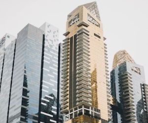 仮想通貨は、分散化と24時間365日オープンな市場取引を通じて、高いリターンとより大きな経済的自由をもたらします。しかしながら、極端なボラティリティと規制の欠如により、高リスク資産でもあります。主なリスクとしては、急激な損失やサイバーセキュリティの不備などが挙げられます。成功の鍵は、明確な戦略に基づき、財務の安定性を損なわない資金で投資することです。