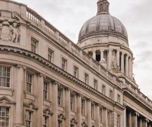 仮想通貨は、分散化と24時間365日オープンな市場取引を通じて、高いリターンとより大きな経済的自由をもたらします。しかしながら、極端なボラティリティと規制の欠如により、高リスク資産でもあります。主なリスクとしては、急激な損失やサイバーセキュリティの不備などが挙げられます。成功の鍵は、明確な戦略に基づき、財務の安定性を損なわない資金で投資することです。