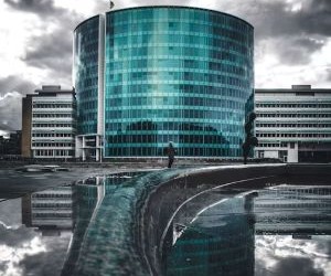 金、石油、農産物、工業用金属などの商品は、ポートフォリオの多様化やインフレヘッジの機会を提供しますが、価格変動、地政学的緊張、需給ショックによる高リスク資産でもあります。重要なのは、明確な戦略と市場の根底にある要因の理解に基づき、財務の安定性を損なわない資金のみで投資することです。