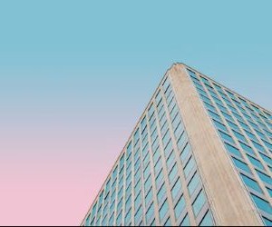 仮想通貨は、分散化と24時間365日オープンな市場取引を通じて、高いリターンとより大きな経済的自由をもたらします。しかしながら、極端なボラティリティと規制の欠如により、高リスク資産でもあります。主なリスクとしては、急激な損失やサイバーセキュリティの不備などが挙げられます。成功の鍵は、明確な戦略に基づき、財務の安定性を損なわない資金で投資することです。