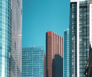 金、石油、農産物、工業用金属などの商品は、ポートフォリオの多様化やインフレヘッジの機会を提供しますが、価格変動、地政学的緊張、需給ショックによる高リスク資産でもあります。重要なのは、明確な戦略と市場の根底にある要因の理解に基づき、財務の安定性を損なわない資金のみで投資することです。