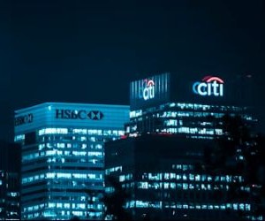 投資は、株式、債券、ファンド、不動産などの資産に資金を投資することで、時間をかけて資産を増やすことができますが、市場の変動、元本損失の可能性、インフレによる収益の減少など、常にリスクを伴います。重要なのは、明確な戦略と適切な分散投資を行い、財務の安定性を損なわない資金のみで投資することです。