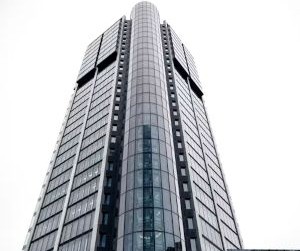 仮想通貨は、分散化と24時間365日オープンな市場取引を通じて、高いリターンとより大きな経済的自由をもたらします。しかしながら、極端なボラティリティと規制の欠如により、高リスク資産でもあります。主なリスクとしては、急激な損失やサイバーセキュリティの不備などが挙げられます。成功の鍵は、明確な戦略に基づき、財務の安定性を損なわない資金で投資することです。