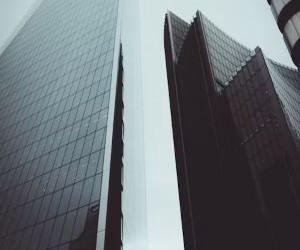 仮想通貨は、分散化と24時間365日オープンな市場取引を通じて、高いリターンとより大きな経済的自由をもたらします。しかしながら、極端なボラティリティと規制の欠如により、高リスク資産でもあります。主なリスクとしては、急激な損失やサイバーセキュリティの不備などが挙げられます。成功の鍵は、明確な戦略に基づき、財務の安定性を損なわない資金で投資することです。