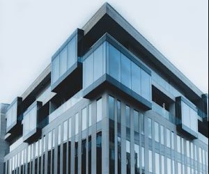 仮想通貨は、分散化と24時間365日オープンな市場取引を通じて、高いリターンとより大きな経済的自由をもたらします。しかしながら、極端なボラティリティと規制の欠如により、高リスク資産でもあります。主なリスクとしては、急激な損失やサイバーセキュリティの不備などが挙げられます。成功の鍵は、明確な戦略に基づき、財務の安定性を損なわない資金で投資することです。