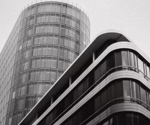 仮想通貨は、分散化と24時間365日オープンな市場取引を通じて、高いリターンとより大きな経済的自由をもたらします。しかしながら、極端なボラティリティと規制の欠如により、高リスク資産でもあります。主なリスクとしては、急激な損失やサイバーセキュリティの不備などが挙げられます。成功の鍵は、明確な戦略に基づき、財務の安定性を損なわない資金で投資することです。