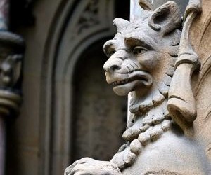 仮想通貨は、分散化と24時間365日オープンな市場取引を通じて、高いリターンとより大きな経済的自由をもたらします。しかしながら、極端なボラティリティと規制の欠如により、高リスク資産でもあります。主なリスクとしては、急激な損失やサイバーセキュリティの不備などが挙げられます。成功の鍵は、明確な戦略に基づき、財務の安定性を損なわない資金で投資することです。