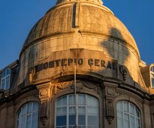 仮想通貨は、分散化と24時間365日オープンな市場取引を通じて、高いリターンとより大きな経済的自由をもたらします。しかしながら、極端なボラティリティと規制の欠如により、高リスク資産でもあります。主なリスクとしては、急激な損失やサイバーセキュリティの不備などが挙げられます。成功の鍵は、明確な戦略に基づき、財務の安定性を損なわない資金で投資することです。