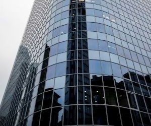 株式は、時間の経過とともに価値を創造する企業に投資することで長期的な成長と配当収入の可能性を提供しますが、市場の変動、景気循環、企業固有のイベントによる大きなリスクも伴います。重要なのは、明確な戦略と適切な分散投資を行い、財務の安定性を損なわない資本のみで投資することです。