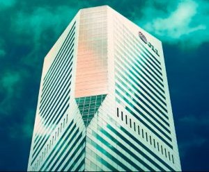 仮想通貨は、分散化と24時間365日オープンな市場取引を通じて、高いリターンとより大きな経済的自由をもたらします。しかしながら、極端なボラティリティと規制の欠如により、高リスク資産でもあります。主なリスクとしては、急激な損失やサイバーセキュリティの不備などが挙げられます。成功の鍵は、明確な戦略に基づき、財務の安定性を損なわない資金で投資することです。