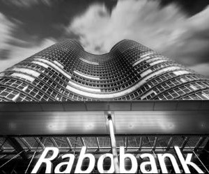 仮想通貨は、分散化と24時間365日オープンな市場取引を通じて、高いリターンとより大きな経済的自由をもたらします。しかしながら、極端なボラティリティと規制の欠如により、高リスク資産でもあります。主なリスクとしては、急激な損失やサイバーセキュリティの不備などが挙げられます。成功の鍵は、明確な戦略に基づき、財務の安定性を損なわない資金で投資することです。