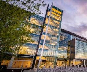 仮想通貨は、分散化と24時間365日オープンな市場取引を通じて、高いリターンとより大きな経済的自由をもたらします。しかしながら、極端なボラティリティと規制の欠如により、高リスク資産でもあります。主なリスクとしては、急激な損失やサイバーセキュリティの不備などが挙げられます。成功の鍵は、明確な戦略に基づき、財務の安定性を損なわない資金で投資することです。