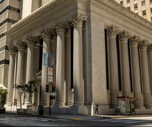 仮想通貨は、分散化と24時間365日オープンな市場取引を通じて、高いリターンとより大きな経済的自由をもたらします。しかしながら、極端なボラティリティと規制の欠如により、高リスク資産でもあります。主なリスクとしては、急激な損失やサイバーセキュリティの不備などが挙げられます。成功の鍵は、明確な戦略に基づき、財務の安定性を損なわない資金で投資することです。