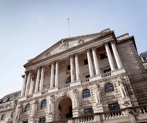 仮想通貨は、分散化と24時間365日オープンな市場取引を通じて、高いリターンとより大きな経済的自由をもたらします。しかしながら、極端なボラティリティと規制の欠如により、高リスク資産でもあります。主なリスクとしては、急激な損失やサイバーセキュリティの不備などが挙げられます。成功の鍵は、明確な戦略に基づき、財務の安定性を損なわない資金で投資することです。