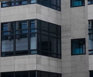 仮想通貨は、分散化と24時間365日オープンな市場取引を通じて、高いリターンとより大きな経済的自由をもたらします。しかしながら、極端なボラティリティと規制の欠如により、高リスク資産でもあります。主なリスクとしては、急激な損失やサイバーセキュリティの不備などが挙げられます。成功の鍵は、明確な戦略に基づき、財務の安定性を損なわない資金で投資することです。