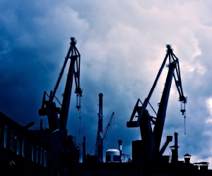 原油はポートフォリオ分散やインフレヘッジに役立つ可能性がある一方、価格変動、地政学リスク、需給ショックに左右されやすい高リスク資産でもあります。